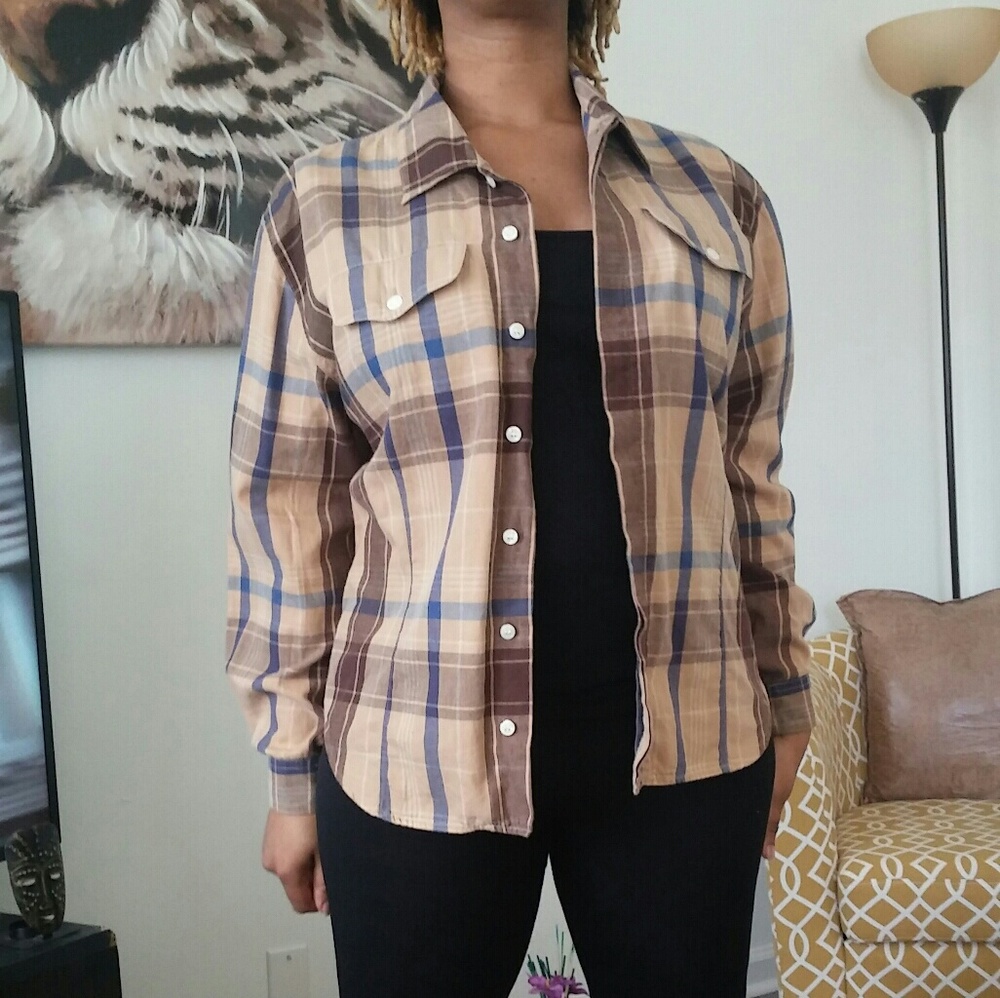 Women's plaid shirt..button down